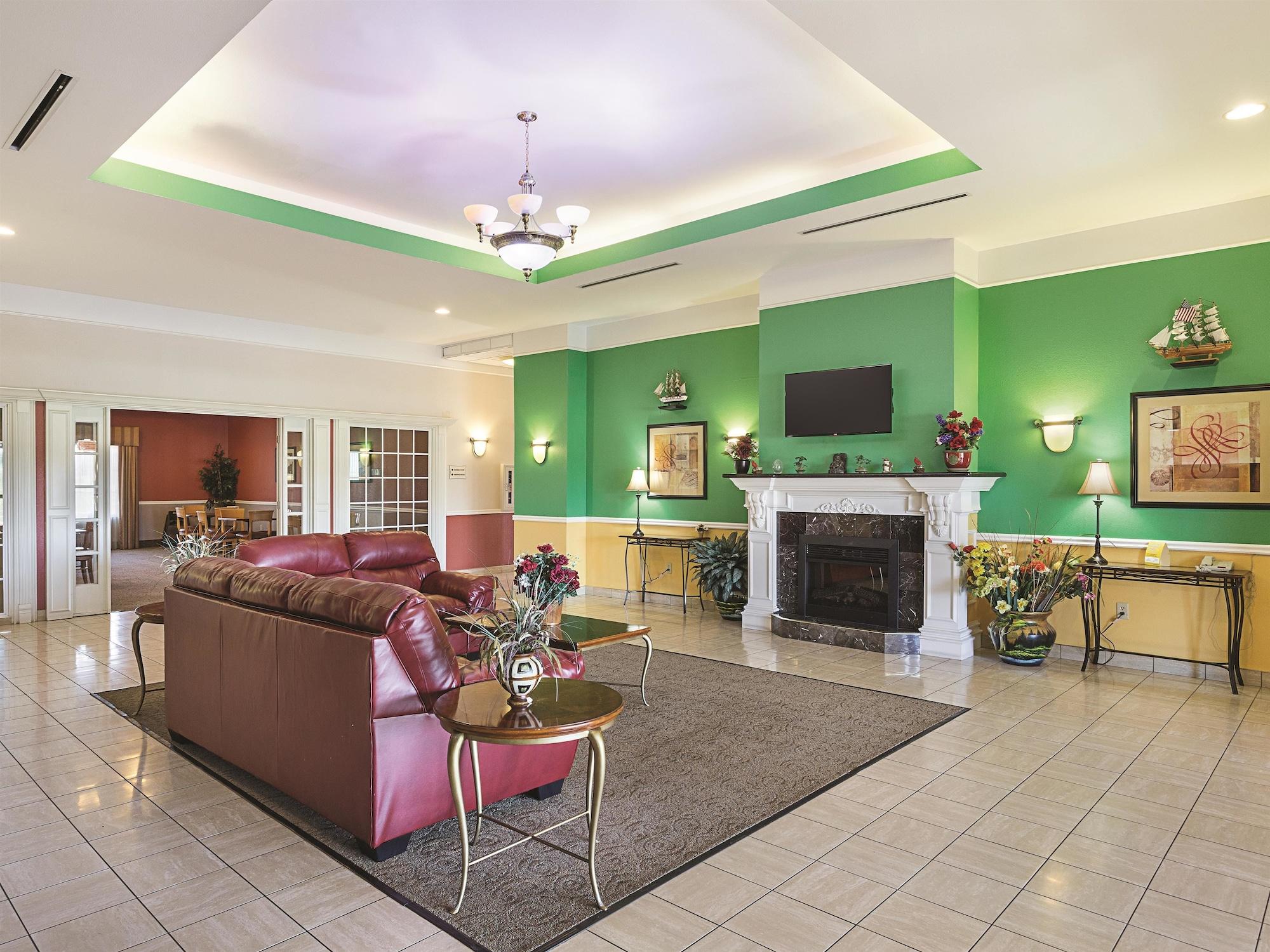 Baymont Inn & Suites Brenham Exterior photo