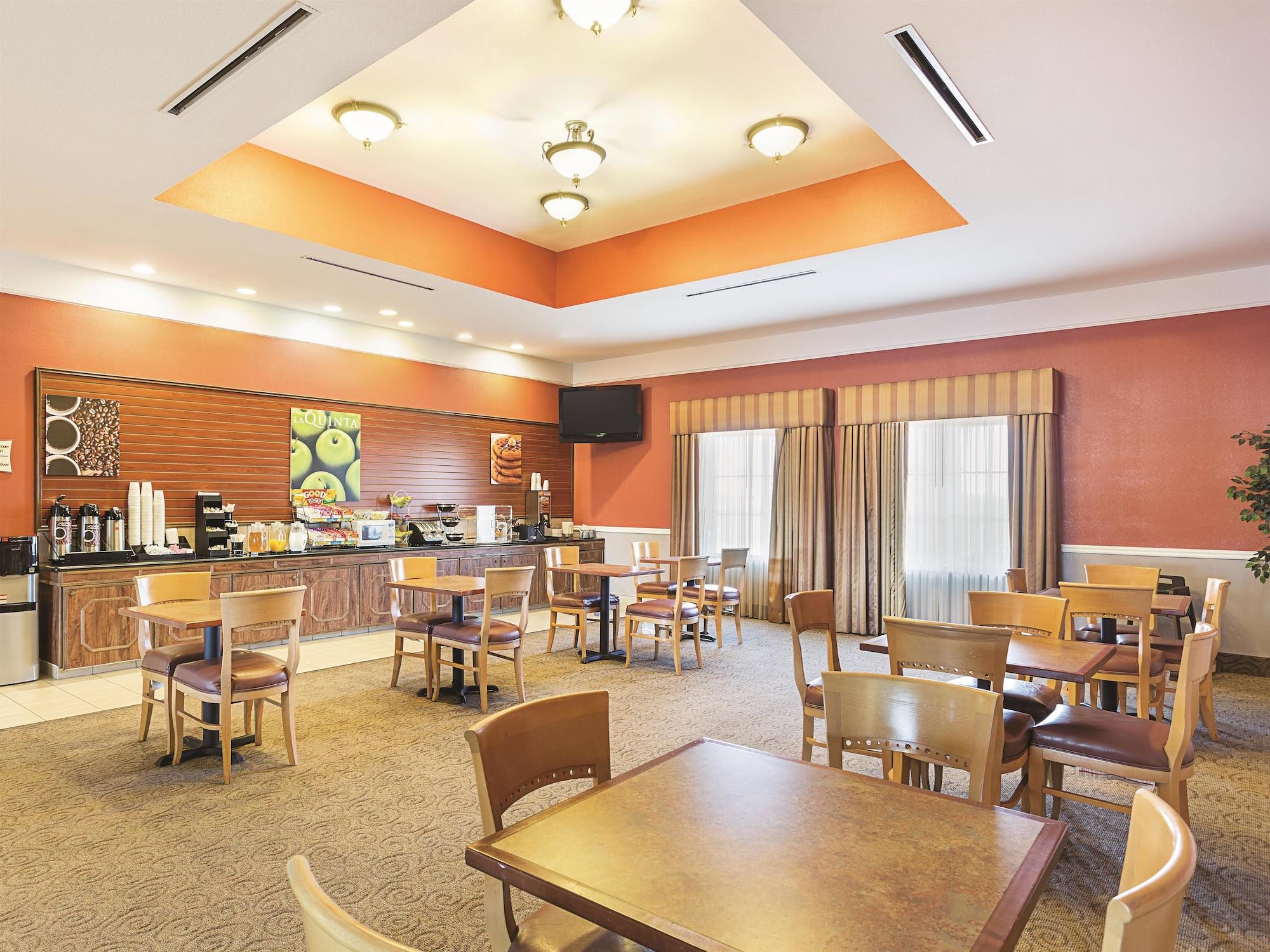Baymont Inn & Suites Brenham Exterior photo