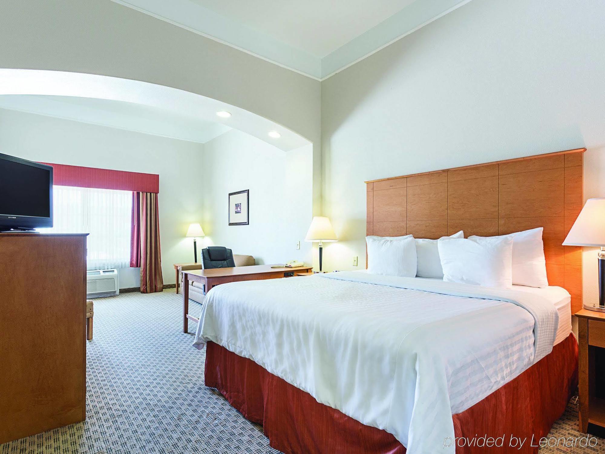 Baymont Inn & Suites Brenham Exterior photo
