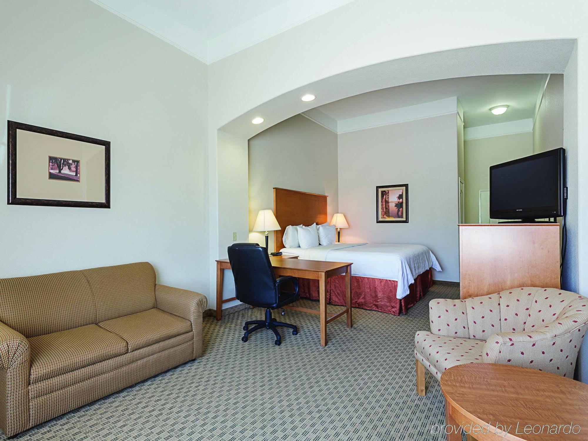 Baymont Inn & Suites Brenham Exterior photo