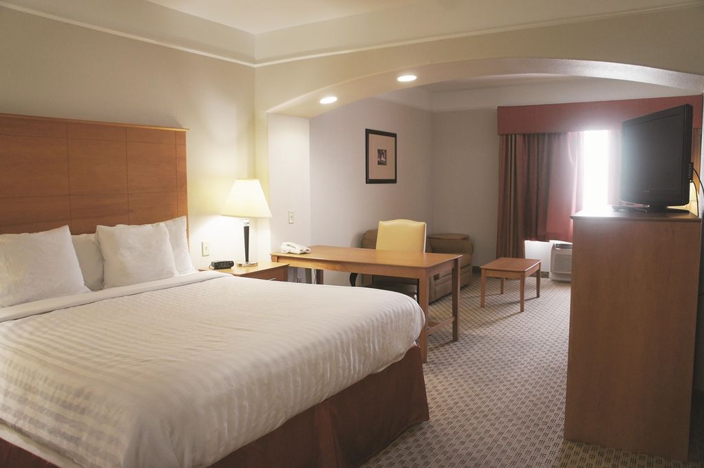 Baymont Inn & Suites Brenham Room photo