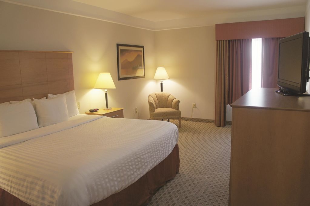 Baymont Inn & Suites Brenham Room photo
